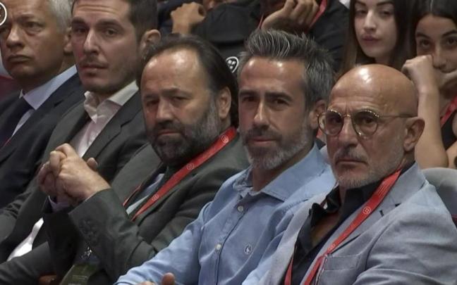 Jorge Vilda (2d) y Luis de la Fuente (d) escuchan la intervención de Luis Rubiales en la Asamblea de la RFEF.