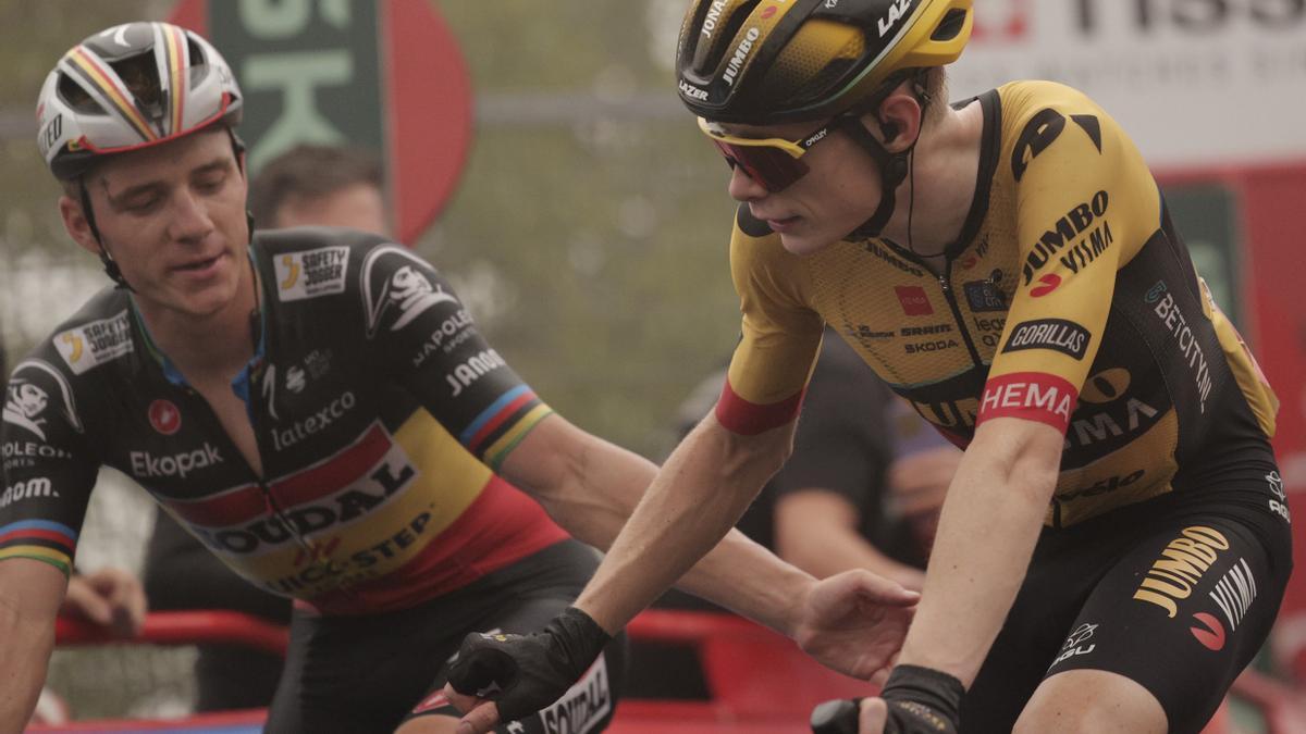 Evenepoel y Vingegaard se saludan al final de la etapa.
