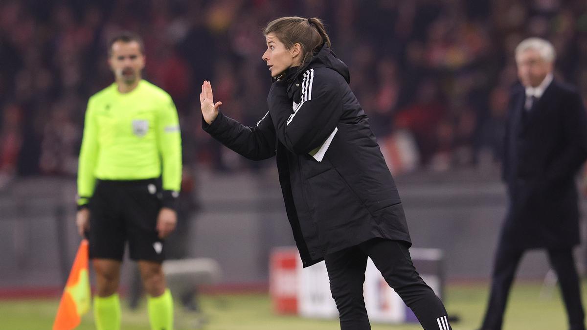 Marie-Louise Eta da instrucciones durante un partido del Union Berlin en la Champions League, ante el Real Madrid.