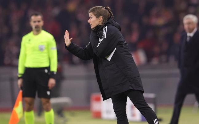 Marie-Louise Eta da instrucciones durante un partido del Union Berlin en la Champions League, ante el Real Madrid.
