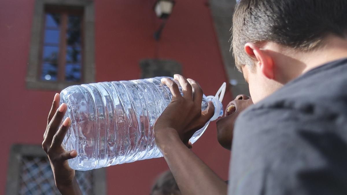 Dos estudiantes de primaria beben agua este martes en un centro de Las Palmas de Gran Canaria.
