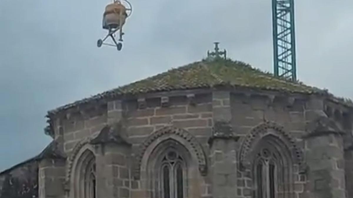 Momento en el que suben una hormigonera al tejado de la iglesia.