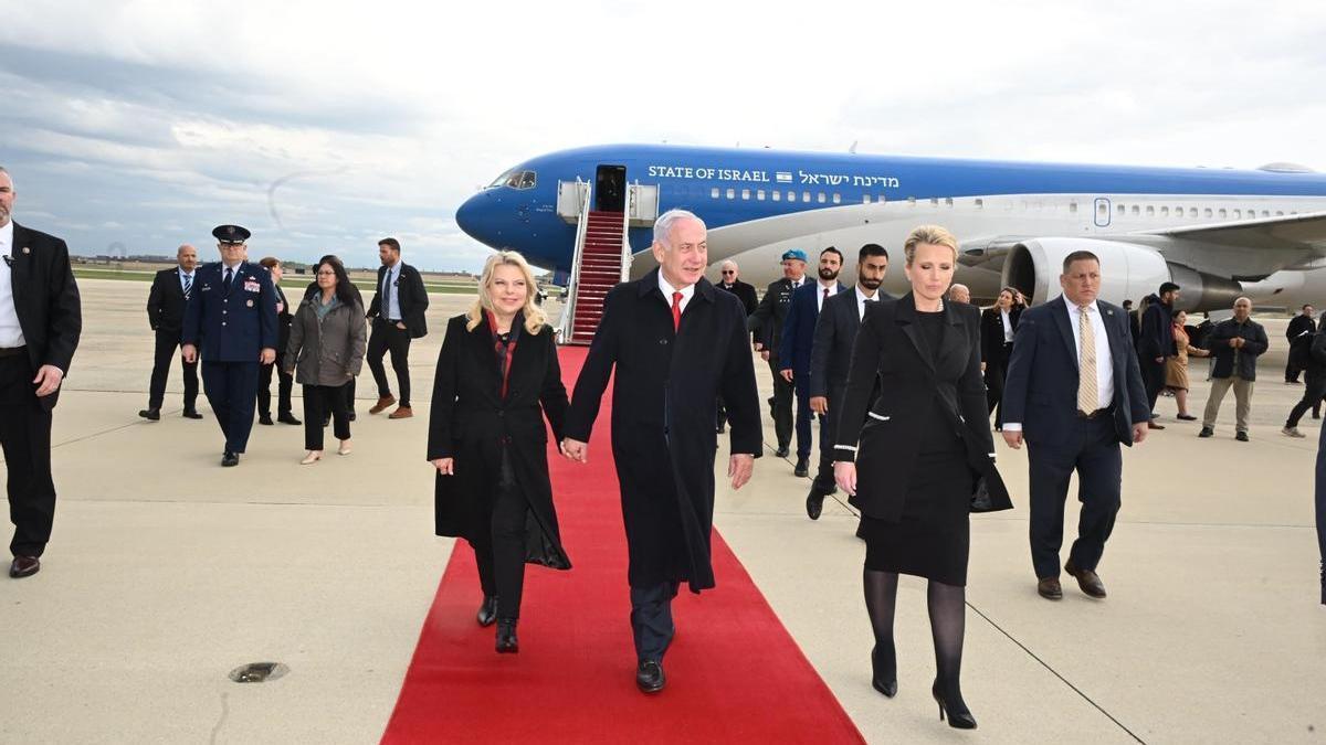 El primer ministro de Israel, Benjamin Netanyahu, a su llegada a Washington junto a su mujer.