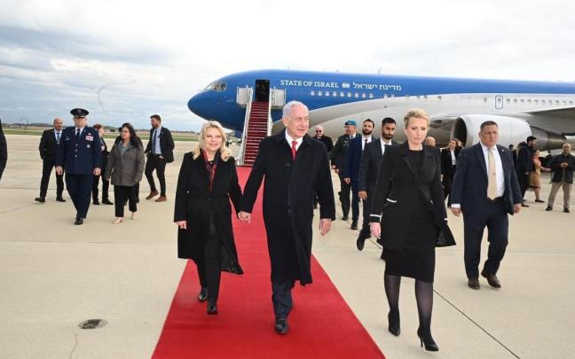 El primer ministro de Israel, Benjamin Netanyahu, a su llegada a Washington junto a su mujer. / EP El primer ministro de Israel, Benjamin Netanyahu, a su llegada a Washington junto a su mujer.