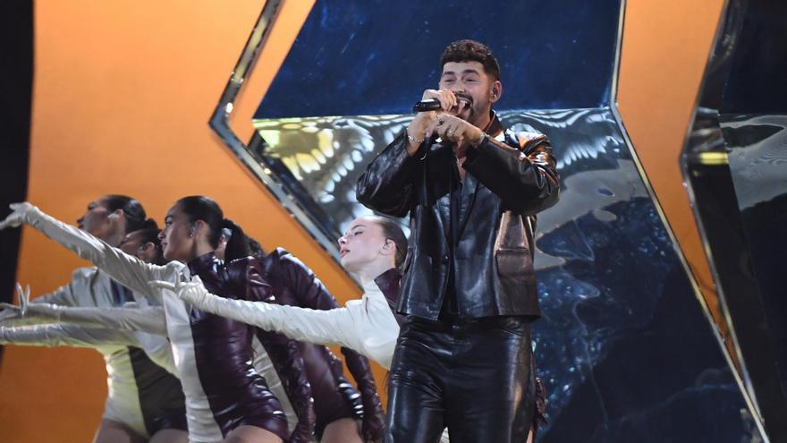 Noam Bettan, de Israel (derecha), durante la gran final del Festival de la Canción de Eurovisión 2026.El festival se vio ensombrecido por la crisis más grave de su historia, con cinco países boicoteando el certamen debido a la participación de Israel.