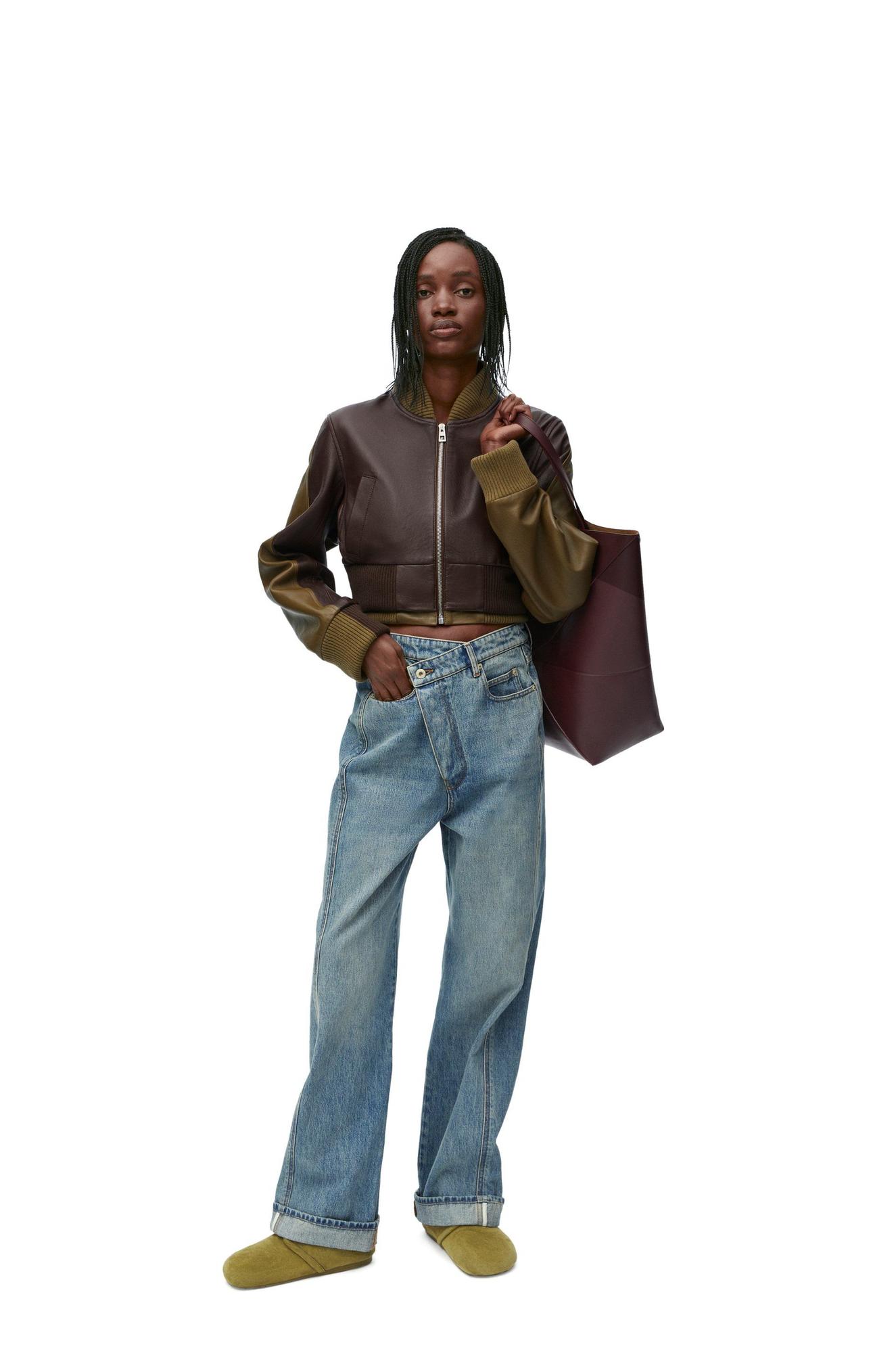 El 'wrap jean' parece envolver la cintura.