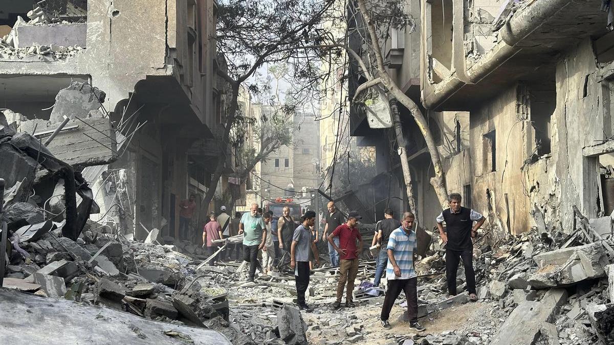 Imagen de una zona destruida tras una operación militar israelí en el campo de refugiados de Nuseirat.