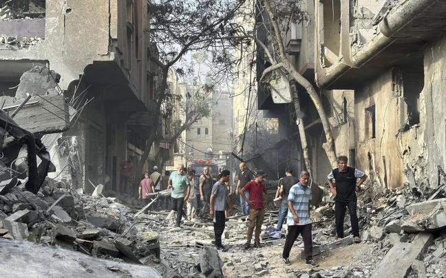 Imagen de una zona destruida tras una operación militar israelí en el campo de refugiados de Nuseirat.