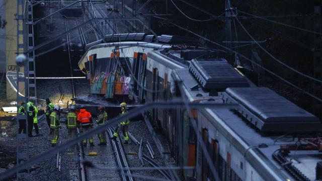 Un muerto y 37 heridos al chocar un tren con un muro caído a la vía en Gelida