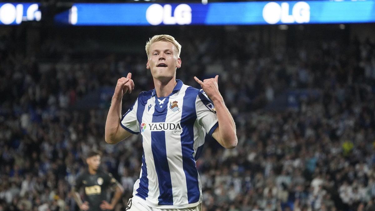 Óskarsson celebra el segundo gol que marcó al Valencia. / RUBEN PLAZA