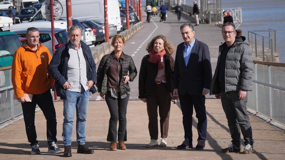 Aitor Esteban en su visita a Zumaia con el grupo EAJ-PNV de Zumaia.