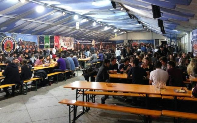 Interior de la carpa de la Feria de la Cerveza el año pasado. / Pedro Amundarain Interior de la carpa de la Feria de la Cerveza el año pasado.