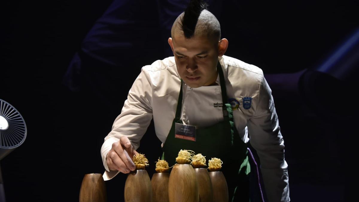 El ganador, Ariel Mungia, concentrado en la elaboración de su pincho.