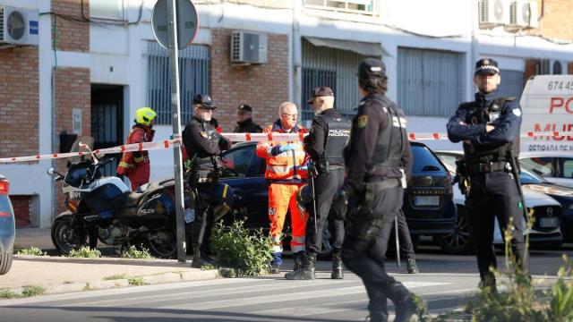 Efectivos de la Policía Nacional en el barrio de la Fuensanta de Córdoba.