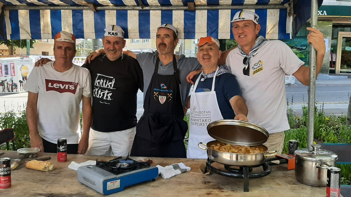 Varios Amigos de San Antón en el concurso de marmitako del domingo