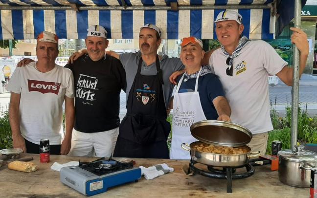 Varios Amigos de San Antón en el concurso de marmitako del domingo