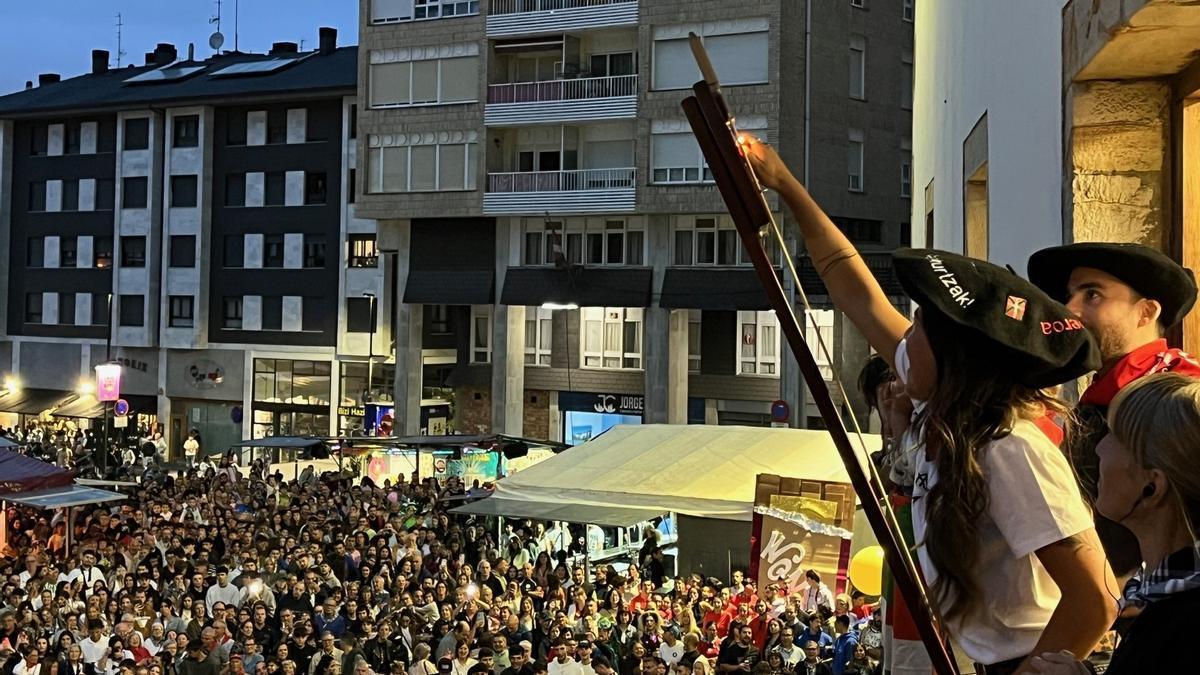 El pregón de Ibon López de Letona y el txupinazo de Garbiñe Sagarduy han prendido la llama de los Santakurtzak de Galdakao