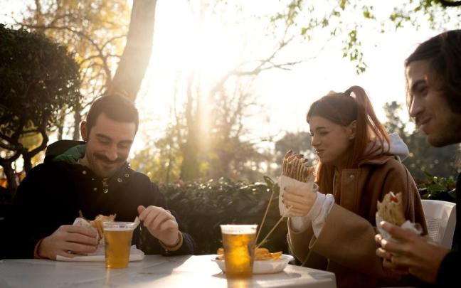 La cerveza también se puede maridar con los diferentes platos que podemos encontrar en un bar o una cafetería. / Freepik La cerveza también se puede maridar con los diferentes platos que podemos encontrar en un bar o una cafetería.