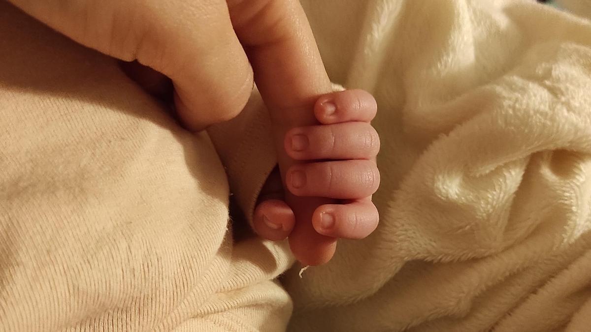 Imagen de una mano de un recién nacido