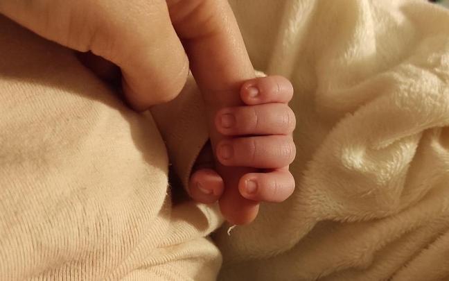 Imagen de una mano de un recién nacido
