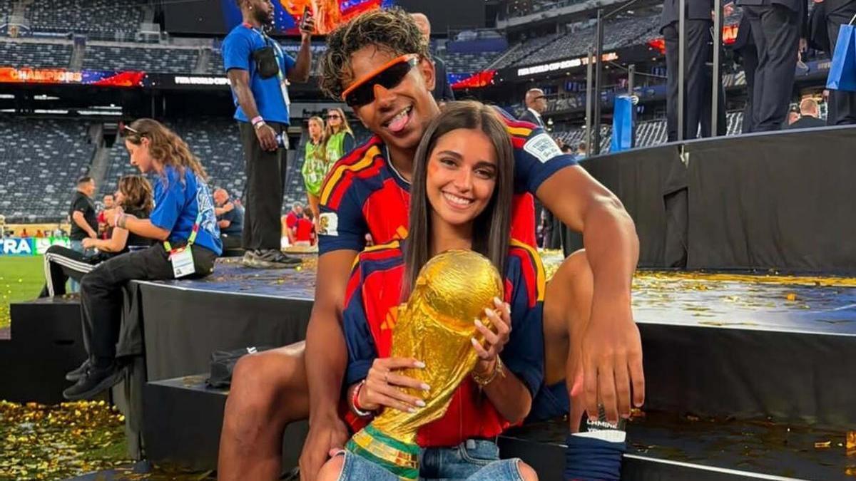Lamine Yamal e Inés García, con el trofeo de campeones del Mundo