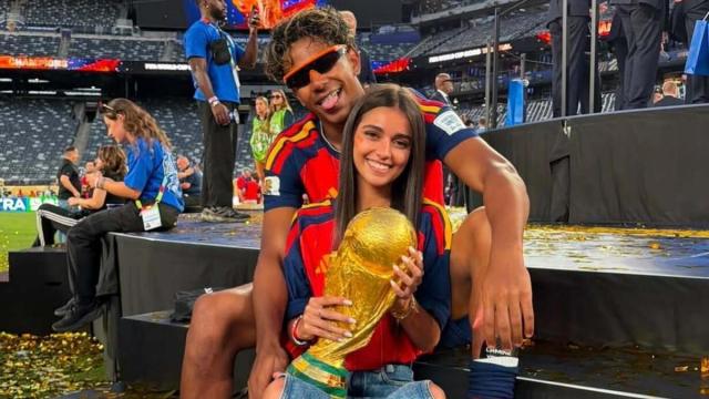 Lamine Yamal e Inés García, con el trofeo de campeones del Mundo