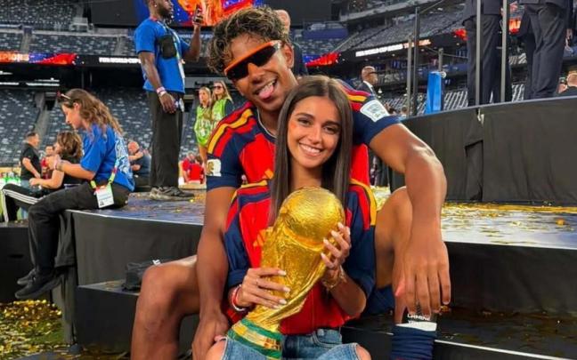 Lamine Yamal e Inés García, con el trofeo de campeones del Mundo