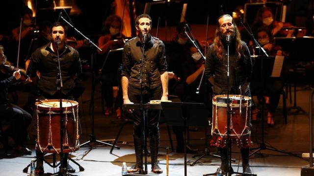 El folklore tradicional vasco y sonidos contemporáneos forman el eje de la música de Kalakan.