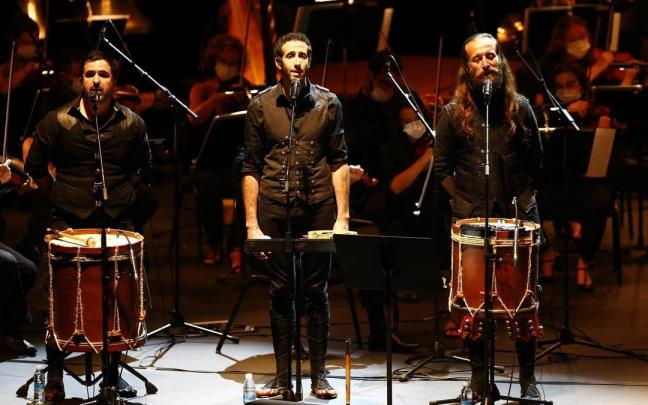 El folklore tradicional vasco y sonidos contemporáneos forman el eje de la música de Kalakan.