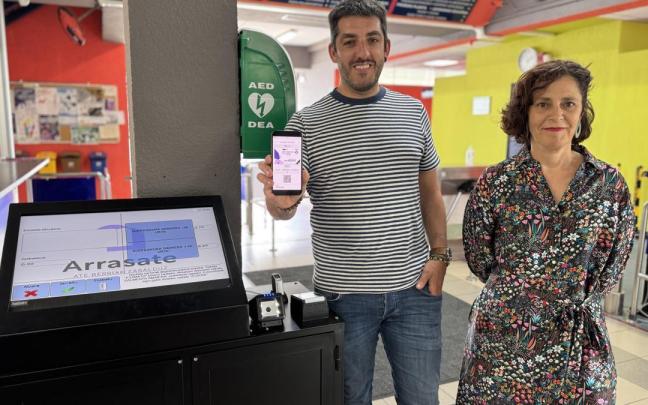 El edil de Deportes Mikel San Miguel y la responsable técnica del departamento Larraitz Sanzberro, este jueves en la presentación de las novedades digitales. / Anabel Dominguez. El edil de Deportes Mikel San Miguel y la responsable técnica del departamento Larraitz Sanzberro, este jueves en la presentación de las novedades digitales.