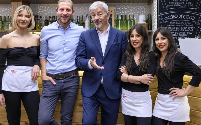 Carlos Sobera y los colaboradores, en el restaurante del amor.
