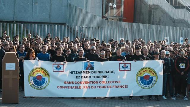 Concentración de 'Ertzainas en Lucha' frente al BEC reclamando renovar el convenio y una subida de 1.100 euros al mes. Concentración de 'Ertzainas en Lucha' frente al BEC reclamando renovar el convenio y una subida de 1.100 euros al mes.