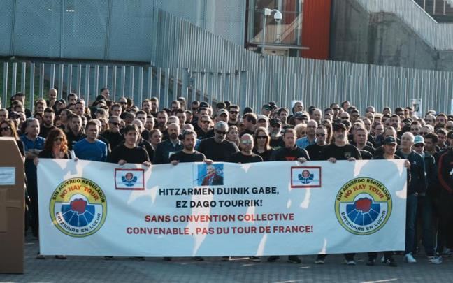 Concentración de 'Ertzainas en Lucha' frente al BEC reclamando renovar el convenio y una subida de 1.100 euros al mes. Concentración de 'Ertzainas en Lucha' frente al BEC reclamando renovar el convenio y una subida de 1.100 euros al mes.