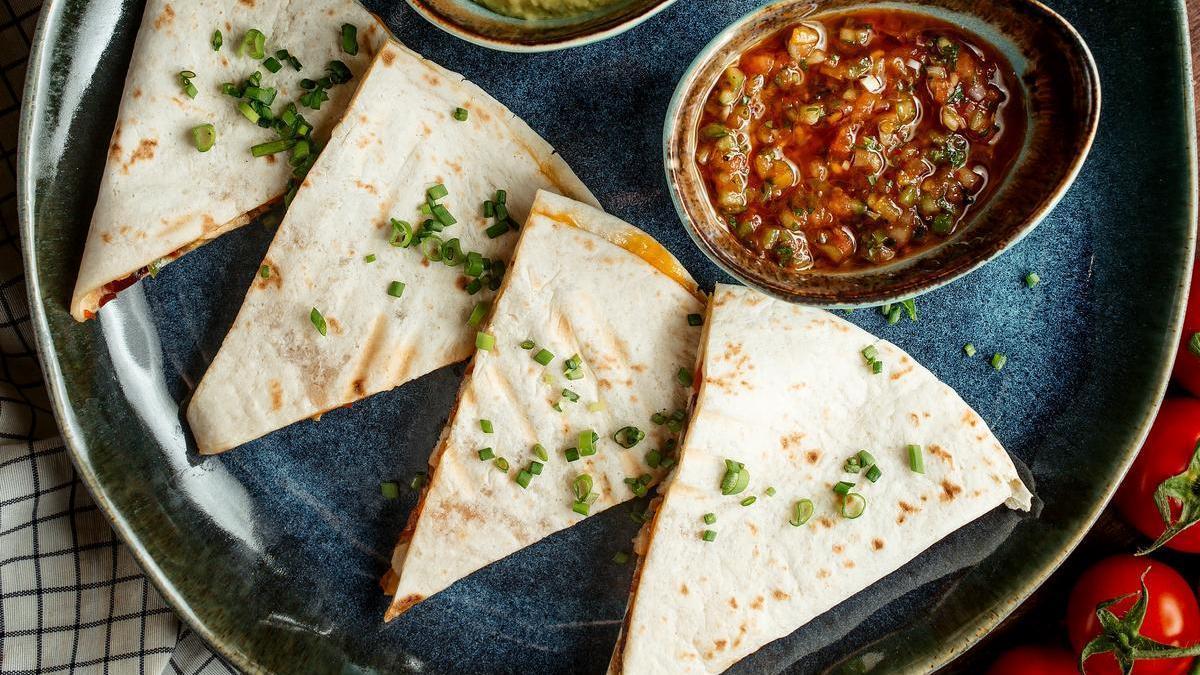 Quesadillas con dos salsas.