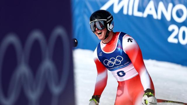 Franjo Von Allmen celebra su victoria en los Juegos Olímpicos de Invierno.