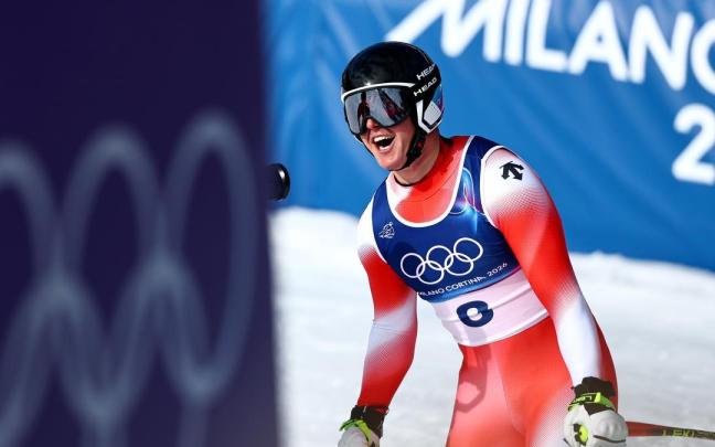 Franjo Von Allmen celebra su victoria en los Juegos Olímpicos de Invierno.