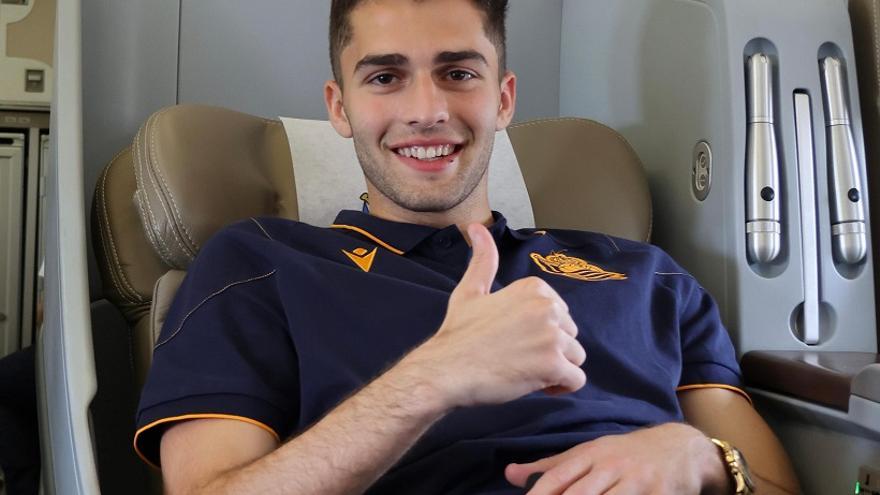 Arsen Zakharyan, este domingo en el avión, rumbo a Japón. / REAL SOCIEDAD