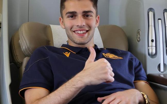 Arsen Zakharyan, este domingo en el avión, rumbo a Japón. / REAL SOCIEDAD