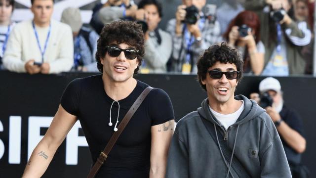 Los Javis desatan la euforia a su llegada a San Sebastián para presentar 'La bola negra'.