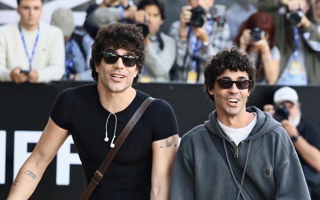 Los Javis desatan la euforia a su llegada a San Sebastián para presentar 'La bola negra'.