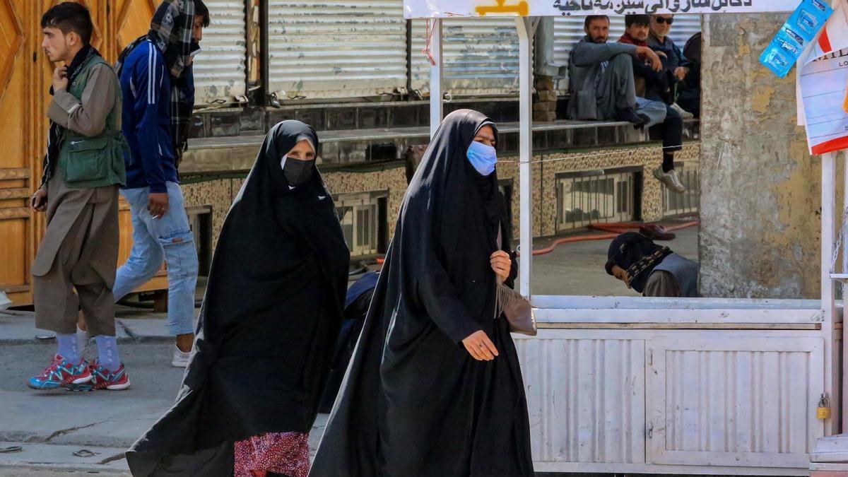 Dos mujeres afganas pasean por Kabul en la víspera del segundo aniversario de la llegada de los talibanes al poder.