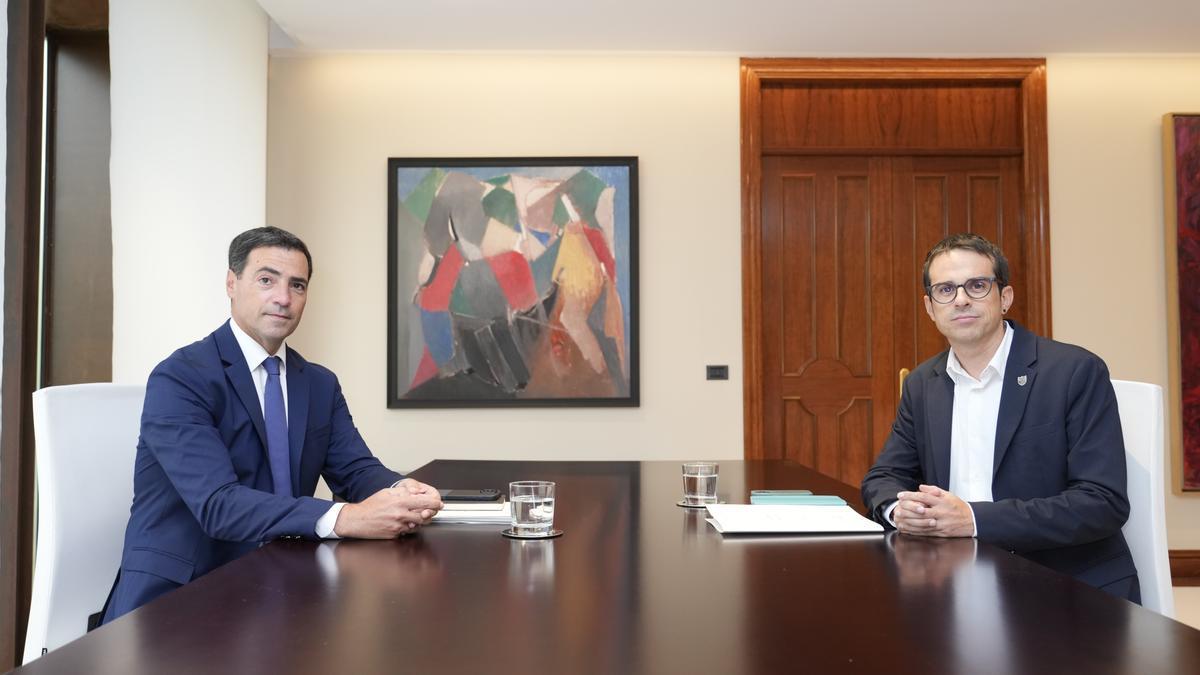 El lehendakari, Imanol Pradales, con Pello Otxandiano, en su cita del martes
