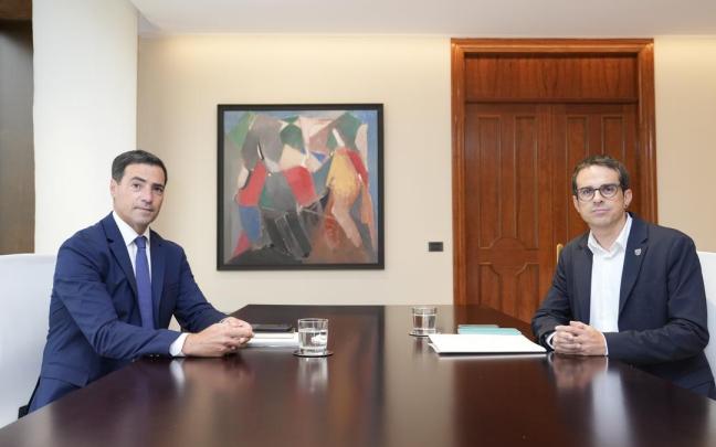 El lehendakari, Imanol Pradales, con Pello Otxandiano, en su cita del martes