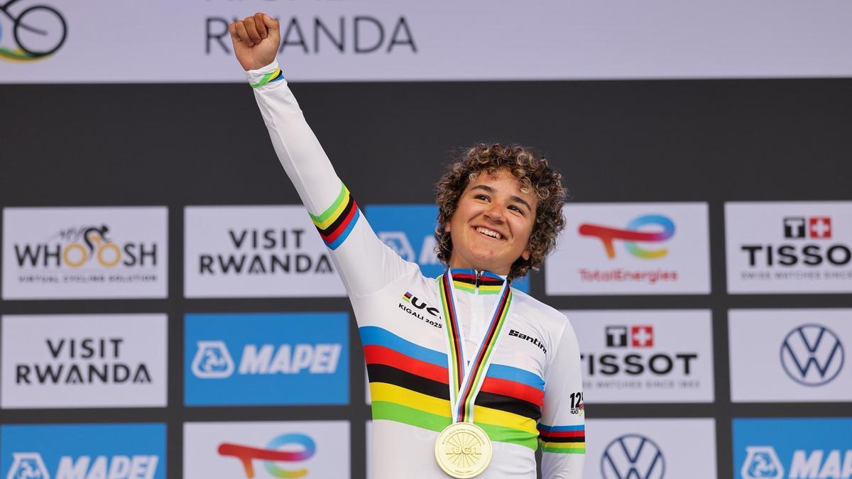 Paula Ostiz, con la medalla de oro y el maillot arcoíris logrado en el Mundial de Kigali.