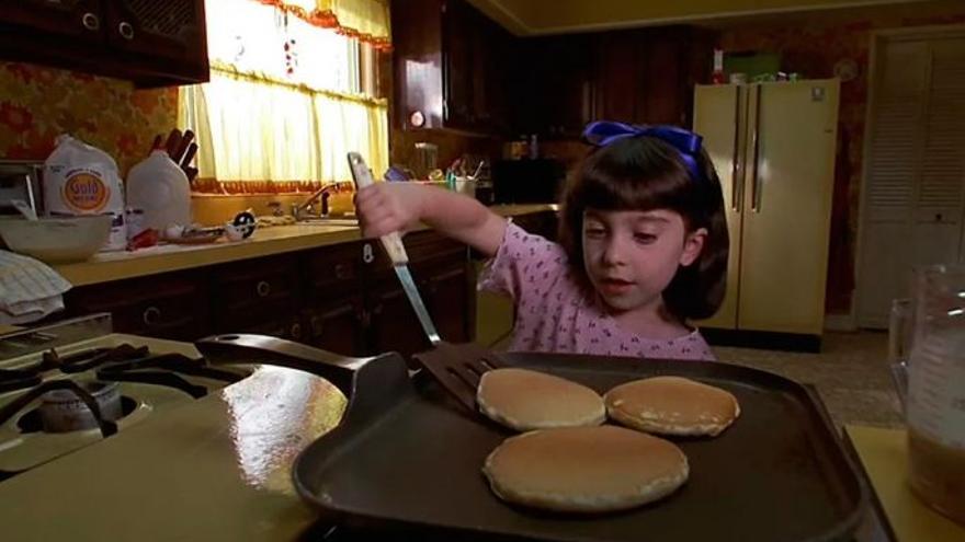 Matilda cocinando sus primeras tortitas.