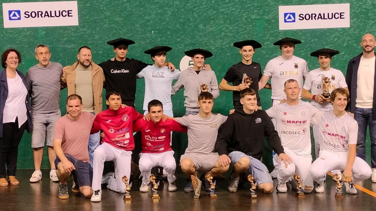 Los protagonistas de la jornada final del veterano torneo de pelota posan con sus trofeos.