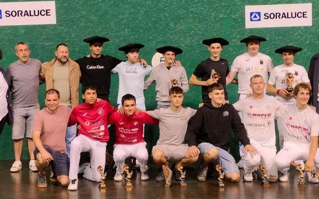 Los protagonistas de la jornada final del veterano torneo de pelota posan con sus trofeos. / Aitor Bergua Los protagonistas de la jornada final del veterano torneo de pelota posan con sus trofeos.