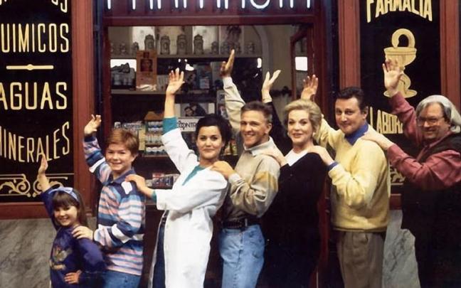 El elenco de protagonistas de la serie ‘Farmacia de Guardia’, junto a su creador, Antonio Mercero.