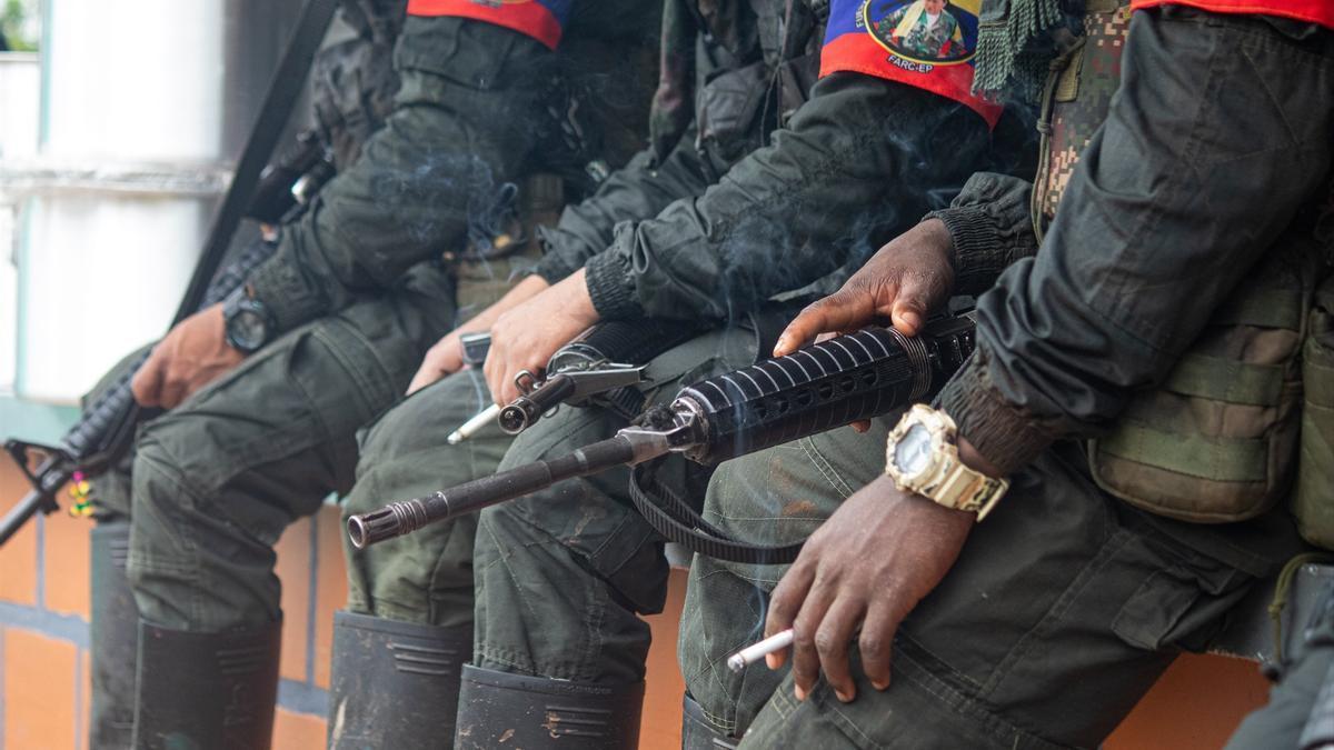 Foto de archivo de varios miembros de las FARC sosteniendo armas.