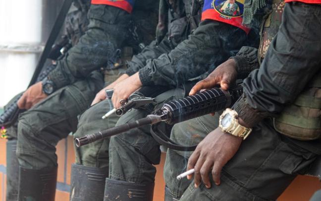 Foto de archivo de varios miembros de las FARC sosteniendo armas. Foto de archivo de varios miembros de las FARC sosteniendo armas.